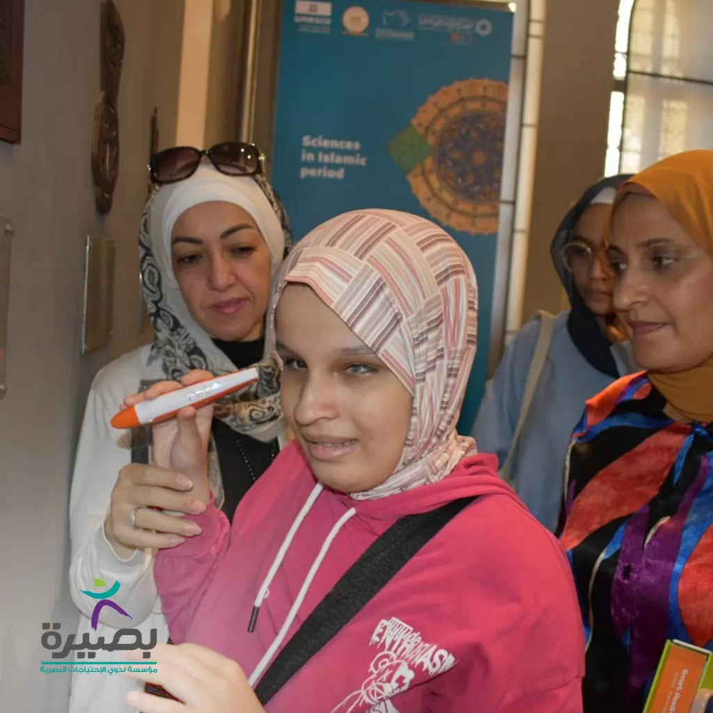 تحويل الفن إلى إبداع ملموس: «بصيرة» تمكّن طلابها المكفوفين في تجربة فريدة بمتحف الفن الإسلامي 2 - جريدة الجمهورية IMG 20250821 WA0099 - جريدة الجمهورية