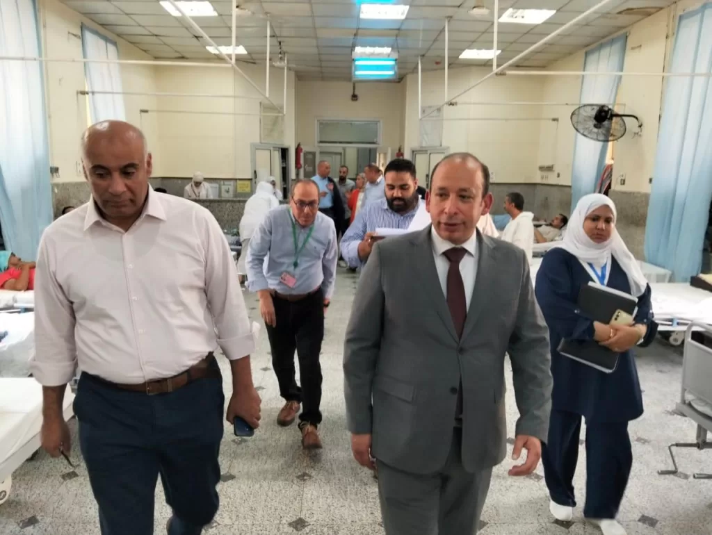 في جولة مفاجئة: عميد قصر العيني يتابع سير العمل في المستشفيات ويتحدث مع المرضى والأطقم الطبية 3 - جريدة الجمهورية IMG 20250821 WA0119 - جريدة الجمهورية