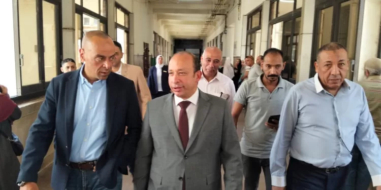 في جولة مفاجئة: عميد قصر العيني يتابع سير العمل في المستشفيات ويتحدث مع المرضى والأطقم الطبية 1 - جريدة الجمهورية في جولة مفاجئة: عميد قصر العيني يتابع سير العمل في المستشفيات ويتحدث مع المرضى والأطقم الطبية