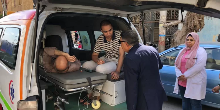 من العيادة إلى الشارع: محافظ الدقهلية يتفقد الخدمات الطبية والنظافة ويستمع لشكاوى المواطنين