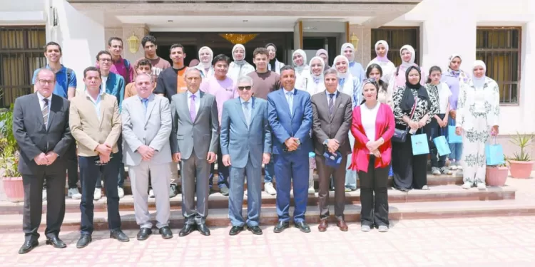 أوائل الثانوية العامة على ضفاف «قناة السويس» 1 - جريدة الجمهورية الأهلى لـ «الخلف دُر»