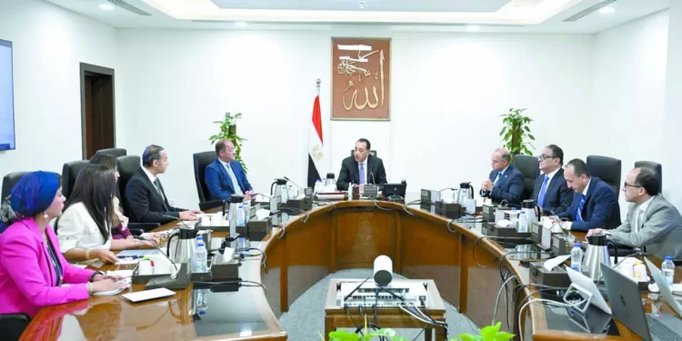 مدبولى ناقش خطة العمل للفترة المقبلة: حوافز للطروحات الكبيرة بالبورصة 1 - جريدة الجمهورية «فيريرا» يعقد جلسة مع «الدباغ» لتجديد الثقة