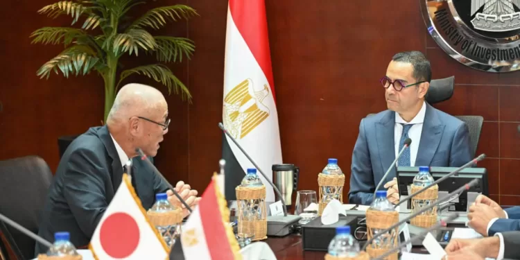 وزير الاستثمار يبحث مع  السفير الياباني التعاون الاقتصادي بين البلدين