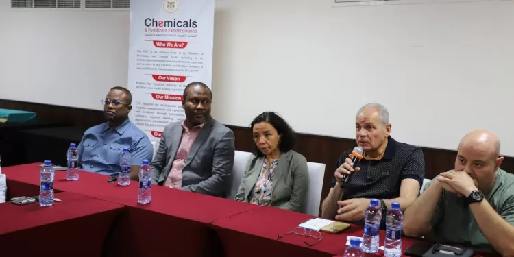 وزير الاستثمار يبحث مع  السفير الياباني التعاون الاقتصادي بين البلدين