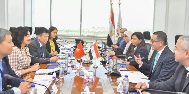 وزير الاستثمار يستقبل نائبة وزير الصناعة والتجارة الفيتنامية لبحث سبل التعاون المشترك