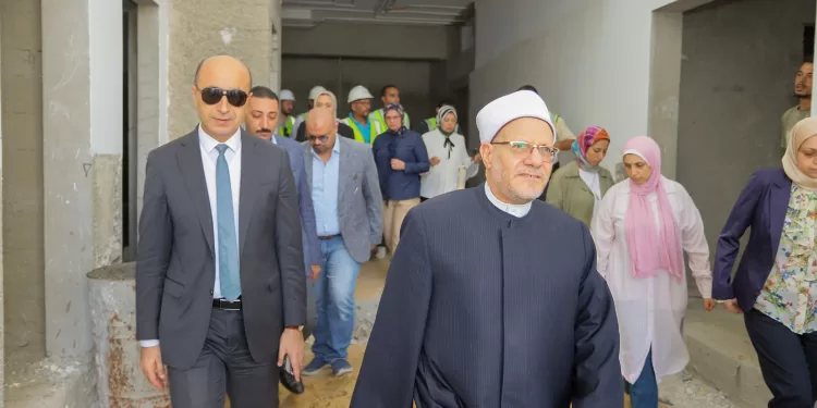 رئيس جامعة دمنهور ومفتي الجمهورية السابق يتفقدان الأعمال الإنشائية للمستشفى الجامعي