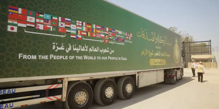 مساعدات عاجلة من مصر إلى غزة.. الأزهر يرسل قافلته الإغاثية الـ11