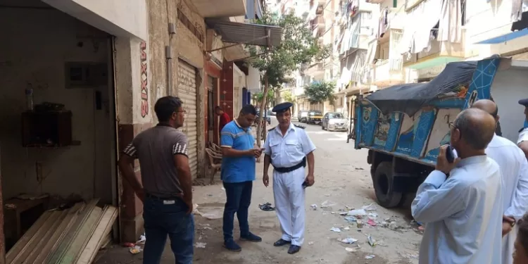 الأمن يلاحق نباشي القمامة بالمنتزه والعجمي ويعيد المظهر الحضاري للشوارع