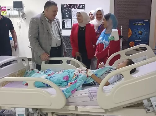وكيل الطب الوقائي يطمئن على حالة الطفل مالك بعد إنقاذه من الغرق بتمي الأمديد