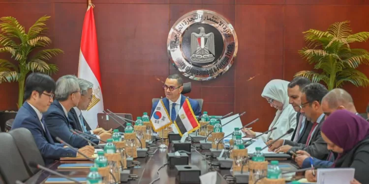 وزير الاستثمار يبحث مع سفير كوريا الجنوبية سبل تعزيز التعاون الاقتصادي