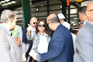 الوزير وعوض يتفقدان المجمع المتكامل لإدارة المخلفات بالعاشر من رمضان بتكلفة ٢٠٠ مليون دولار . 2 - جريدة الجمهورية WhatsApp Image 2025 08 21 at 11.24.49 AM - جريدة الجمهورية