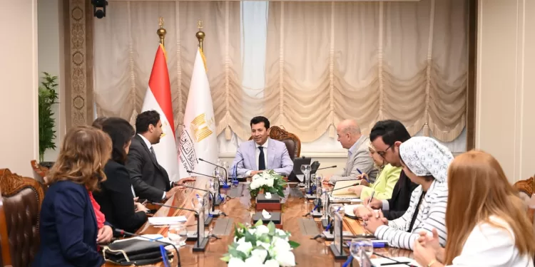 وزير الشباب والرياضة يبحث مع هيئة إنقاذ الطفولة تعزيز حماية الأطفال في المشروعات القومية