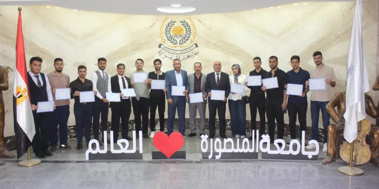 رئيس جامعة المنصورة يُكرم وفد جامعة المستقبل العراقية بعد انتهاء برنامج تدريبي