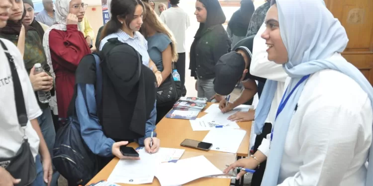 ألسن عين شمس تستعرض برامجها الجديدة بنظام الساعات المعتمدة