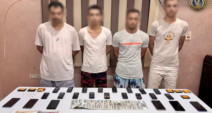 أربعة في مهمة إجرامية.. يخدعون عملاء البنوك للاستيلاء على أرصدتهم بحيل شيطانية