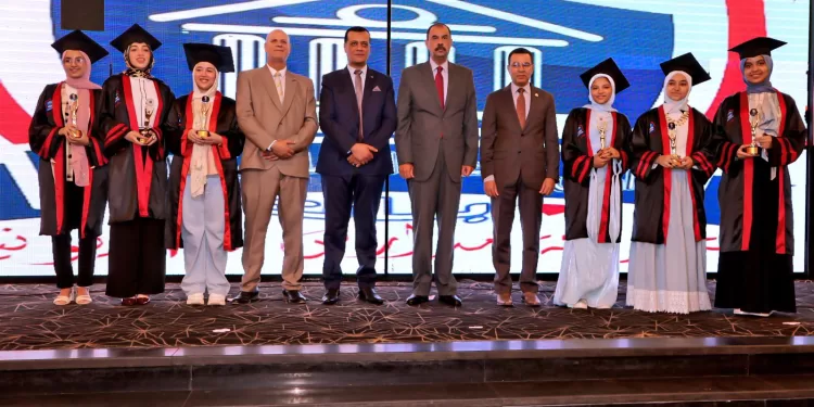 محافظ سوهاج يكرم أوائل الشهادات بمدرسة “الأرقم” للبنات