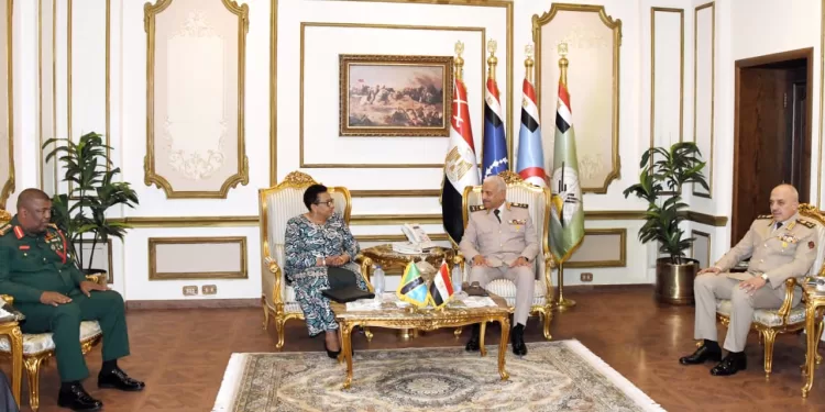 الفريق أول عبدالمجيد صقر يلتقي وزير الدفاع والخدمة الوطنية التنزانية 1 - جريدة الجمهورية الفريق أول عبدالمجيد صقر يلتقي وزير الدفاع والخدمة الوطنية التنزانية