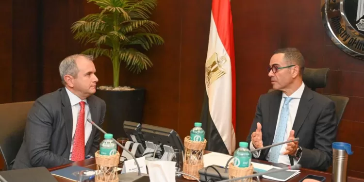 وزير الاستثمار يلتقي مؤسس شركة «الكازار للطاقة» لبحث تعزيز التعاون في مجال الطاقة المتجددة