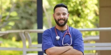 «أشرف» طبيب الخيول ..عاشق للفن والرسم