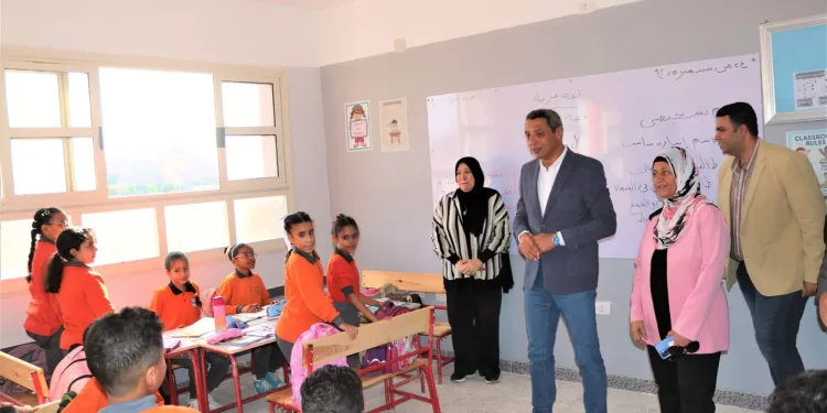 محافظ السويس يفتتح مدرستين بعد تطويرهما