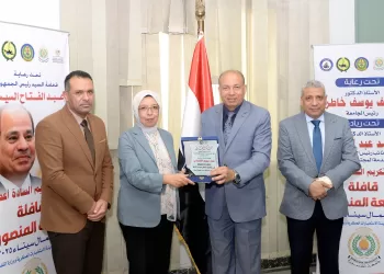 رئيس جامعة المنصورة يكرم أعضاء قافلة «جسور الخير» في شمال سيناء 6 - جريدة الجمهورية رئيس جامعة المنصورة يكرم أعضاء قافلة «جسور الخير» في شمال سيناء