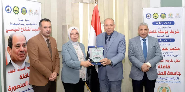 رئيس جامعة المنصورة يكرم أعضاء قافلة «جسور الخير» في شمال سيناء 1 - جريدة الجمهورية رئيس جامعة المنصورة يكرم أعضاء قافلة «جسور الخير» في شمال سيناء