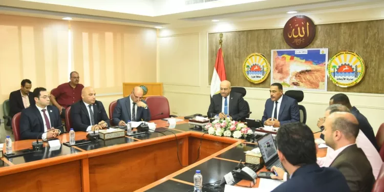 محافظ مطروح يستقبل وفد الهيئة العامة للاستثمار لبحث الفرص الاستثمارية بالمحافظة