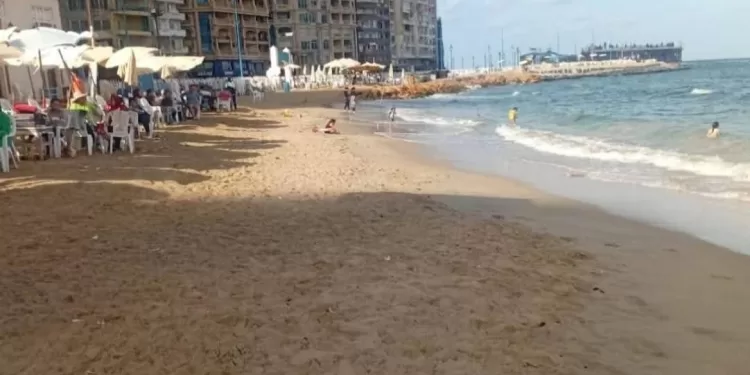 تراجع الإقبال على شواطئ الإسكندرية ورفع الرايات الحمراء غرباً 1 - جريدة الجمهورية تراجع الإقبال على شواطئ الإسكندرية ورفع الرايات الحمراء غرباً