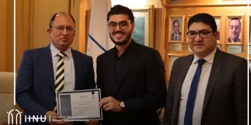 «قنديل» يُكرّم الطلاب المبتكرين لنظام تنظيم استلام الملفات بالجامعة الأهلية