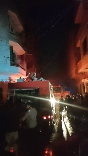 حريق هائل يلتهم منزلاً ومحالاً تجارية مجاورة لمسجد «القطب الأثري» في سوهاج 4 - جريدة الجمهورية 10 - جريدة الجمهورية