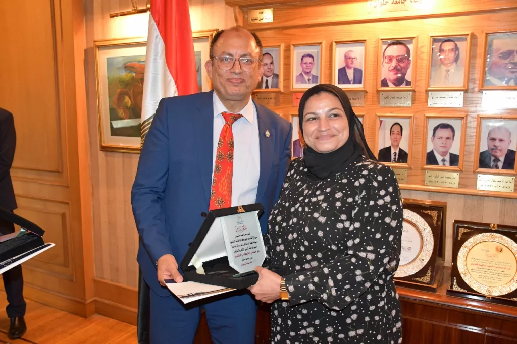 رئيس جامعة حلوان يكرّم الإعلاميين المتميزين في بداية العام الجامعي الجديد 2 - جريدة الجمهورية 2 114 - جريدة الجمهورية