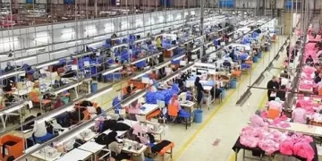 «وزير العمل» يؤكد شرعية مطالب العمال ويأمر بالتحقيق في وفاة «رضيعة» لعاملة داخل مصنع بالعامرية