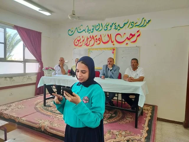 «تعليم الإسكندرية» تواصل جولاتها المفاجئة بمدارس العجمي لمتابعة إنتظام الدراسة وتسليم الكتب 6 - جريدة الجمهورية 25 1 - جريدة الجمهورية