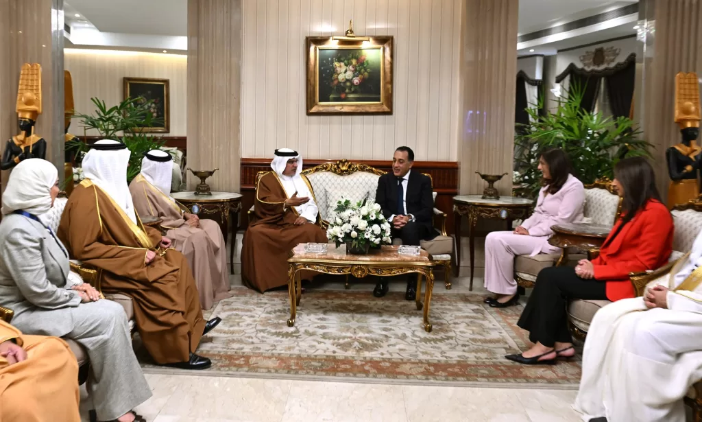 رئيس الوزراء يستقبل ولي عهد مملكة البحرين بمطار القاهرة الدولي 3 - جريدة الجمهورية 3 13 - جريدة الجمهورية