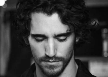 «تامينو» حفيد «محرم فؤاد» يحمل الميراث الغنائي إلى مسرح القاهرة الدولي 5 - جريدة الجمهورية «تامينو» حفيد «محرم فؤاد» يحمل الميراث الغنائي إلى مسرح القاهرة الدولي