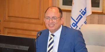 «رئيس جامعة حلوان» يستعرض إنجازات غير مسبوقة أمام مجلس الجامعة ومحافظ القاهرة