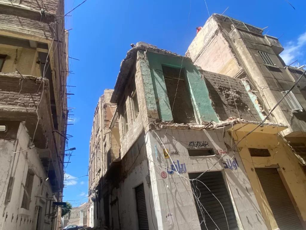إزالة عقارين بشارعي خوفو وكورنيش كرموز في الإسكندرية. 6 - جريدة الجمهورية 4 15 - جريدة الجمهورية