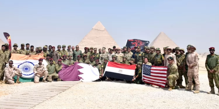 أنشطة مكثفة للتدريب «النجم الساطع 2025».. تنفيذ قفز حر مظلي بمنطقة الأهرامات