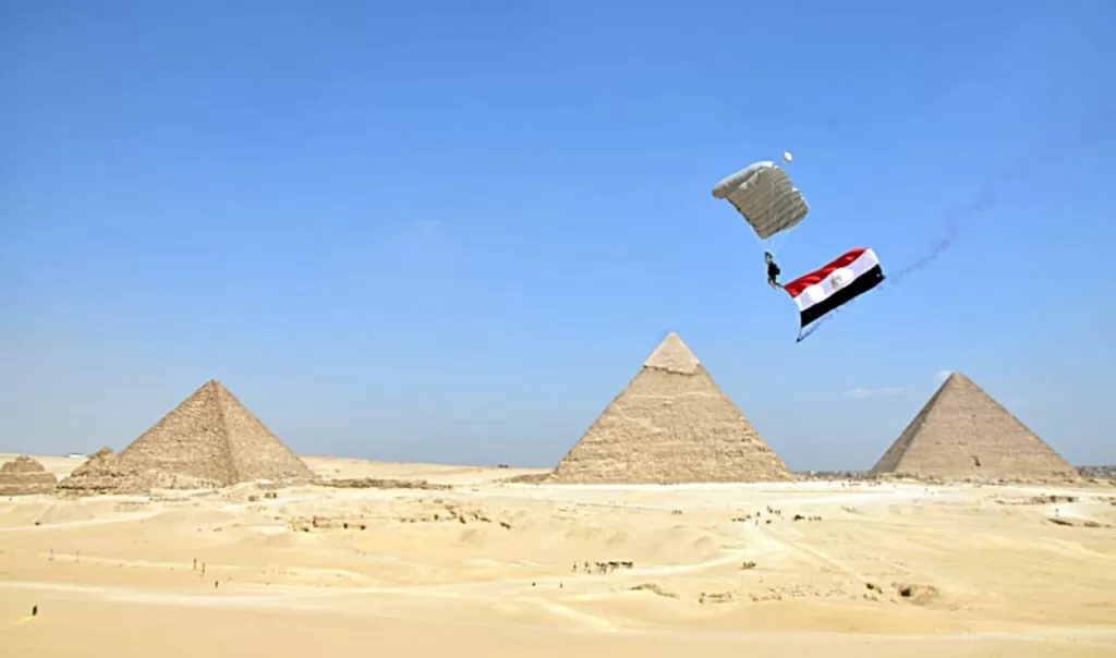 أنشطة مكثفة للتدريب «النجم الساطع 2025».. تنفيذ قفز حر مظلي بمنطقة الأهرامات 5 - جريدة الجمهورية 544918923 1080487160922570 4234731762914359860 n 1 - جريدة الجمهورية