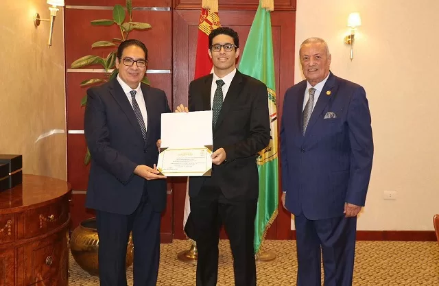رئيس جامعة القاهرة وأمين عام مجلس الدفاع الوطني في حفل ختام التدريب الصيفي بكلية الاقتصاد 2 - جريدة الجمهورية 8 12 - جريدة الجمهورية
