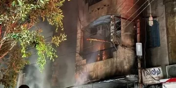 حريق هائل يلتهم منزلاً ومحالاً تجارية مجاورة لمسجد «القطب الأثري» في سوهاج 