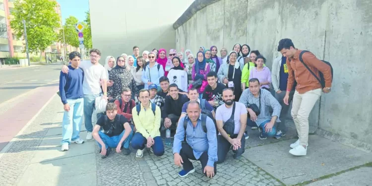 المتفوقون فى مقر الحكم الألمانى بقصر« بوليفه » المخصص لاستقبال زعماء العالم 1 - جريدة الجمهورية أزمة «الأحمر» مدرب «فقير فنيًا» وإدارة مرتعشة ولاعبون بلانخوة