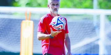 أزمة «الأحمر» مدرب «فقير فنيًا» وإدارة مرتعشة ولاعبون بلانخوة