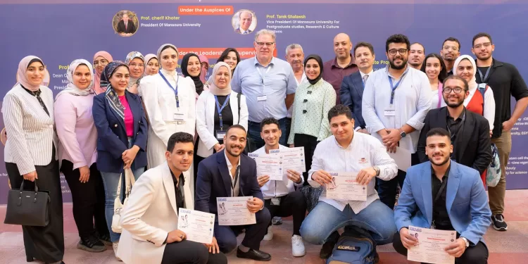 الدكتور محمد غنيم يترأس مؤتمرًا علميًا في كلية الصيدلة بالمنصورة حول أبحاث الخلايا الجذعية