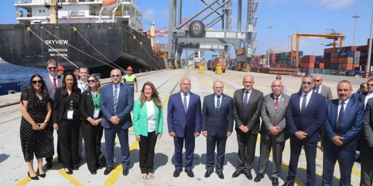 مدير تعليم القليوبية يُكَرِّم الفائزين في «معرض إيسف»