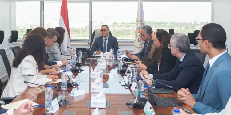 خلال لقائه «وفد البنك الأوروبي» ..وزير الاستثمار :القطاع الصناعي في مصر يمتلك ميزة تنافسية كبيرة 1 - جريدة الجمهورية 6 حوافز من جمعية خبراء الضرائب ..تعزز الاستثمار