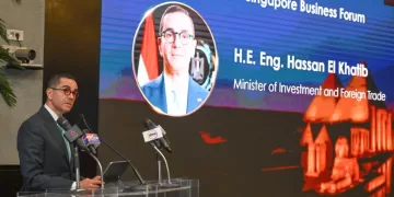 وزير الاستثمار يبحث مع  رئيس سنغافورة آفاق التعاون بين البلدين