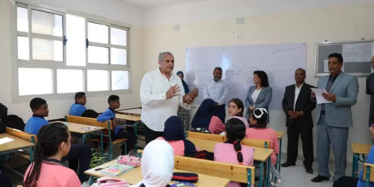 نائب وزير التعليم ونائب محافظ البحر الأحمر يتفقدان مدارس الغردقة ويتابعان انضباط العام الدراسي الجديد
