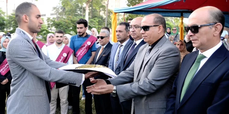 في أول أيام الدراسة.. رئيس جامعة المنصورة يشارك الطلاب تحية العلم ويؤكد على قيم الولاء والانتماء