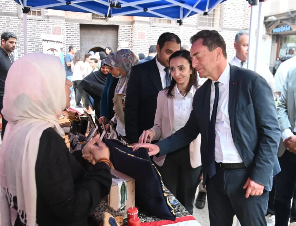من قلب مدينة رشيد..محافظ البحيرة والسفير الفرنسي يتفقدان الحرف اليدوية وصناعة السجاد اليدوي 4 - جريدة الجمهورية IMG 20250925 WA0020 - جريدة الجمهورية